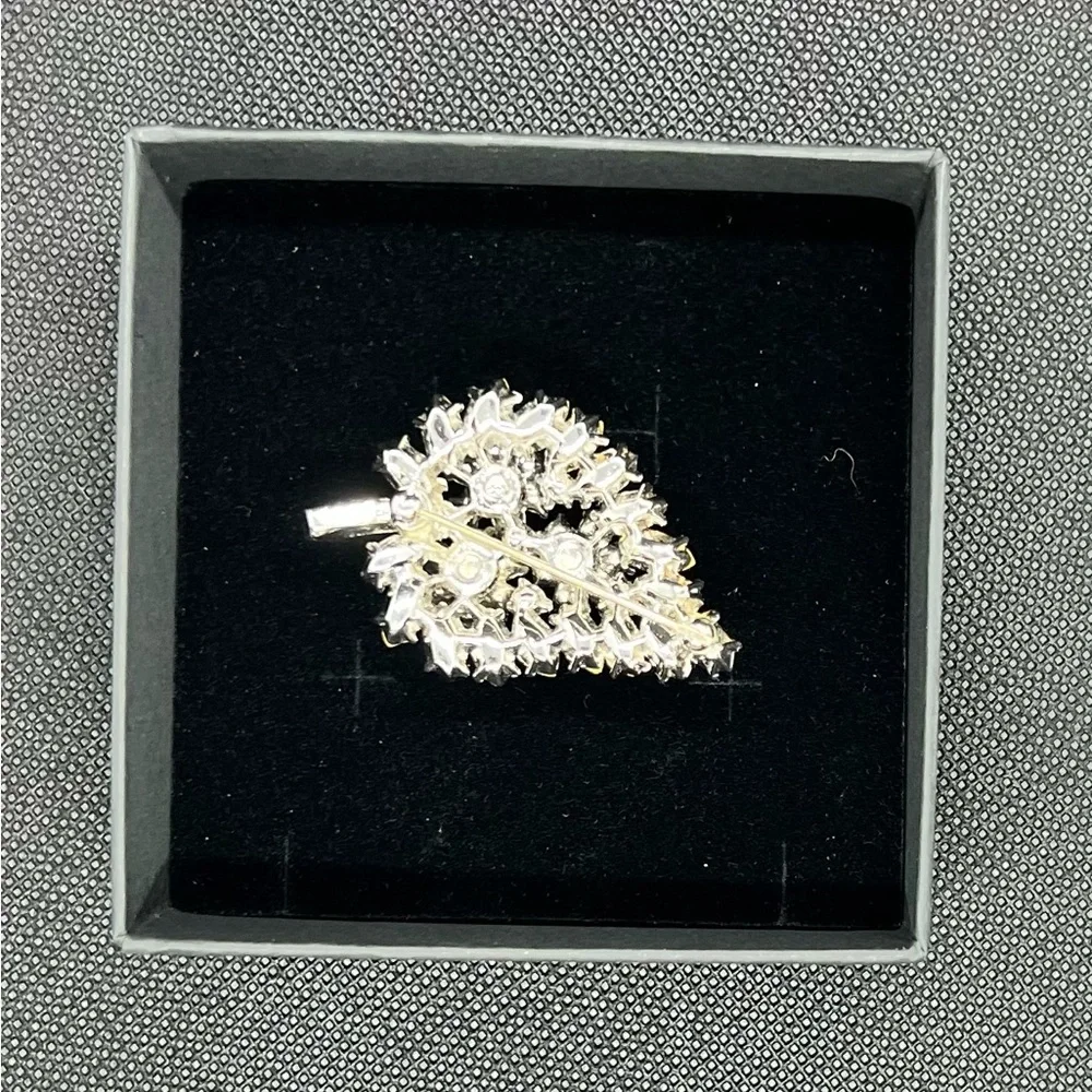 Magnificent!! Trifari brooch Leaf Blue Rhinestone baguette Silver Tone Vtg 50s - Picture 13 of 13